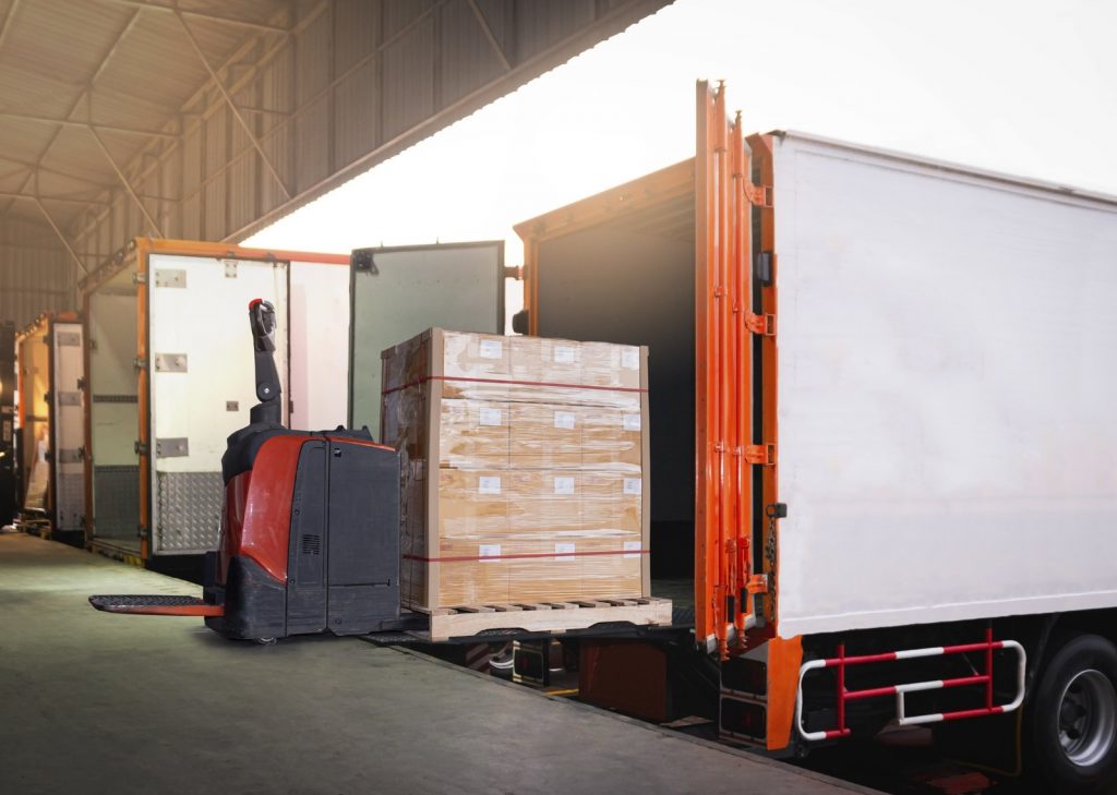 carretilla-elevadora-cargando-cajas-de-paquetes-en-camiones